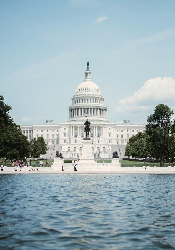 Kongressbygningen i Washington sett over vannspeilet