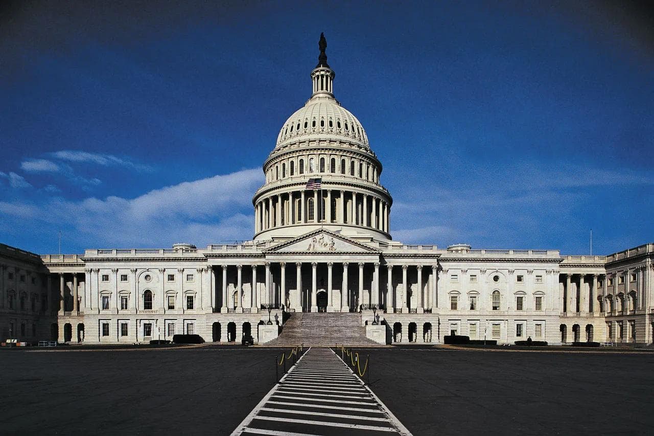 Kongressbygningen i Washington mot blå himmel