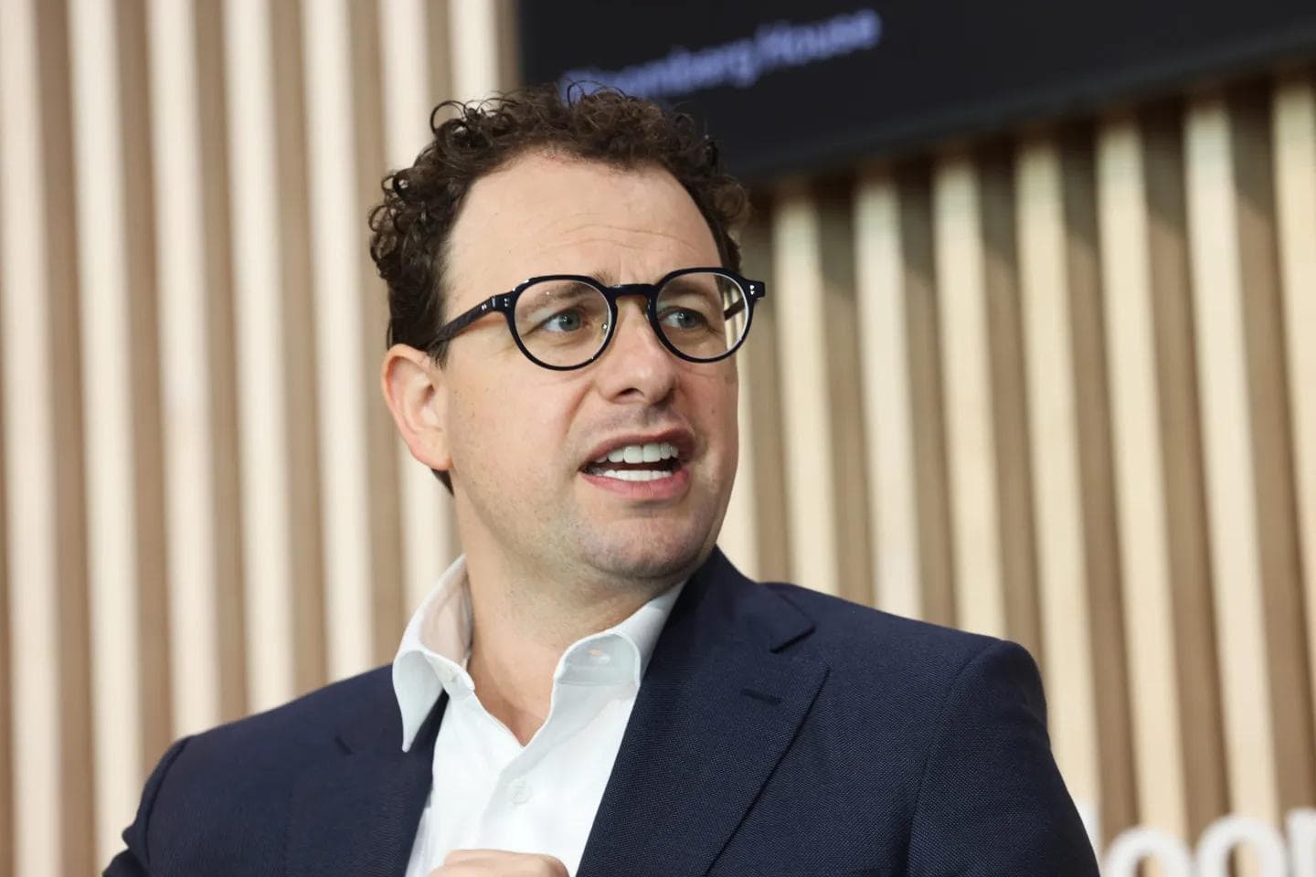 Anthropics produktsjef Mike Krieger med briller på en konferansescene