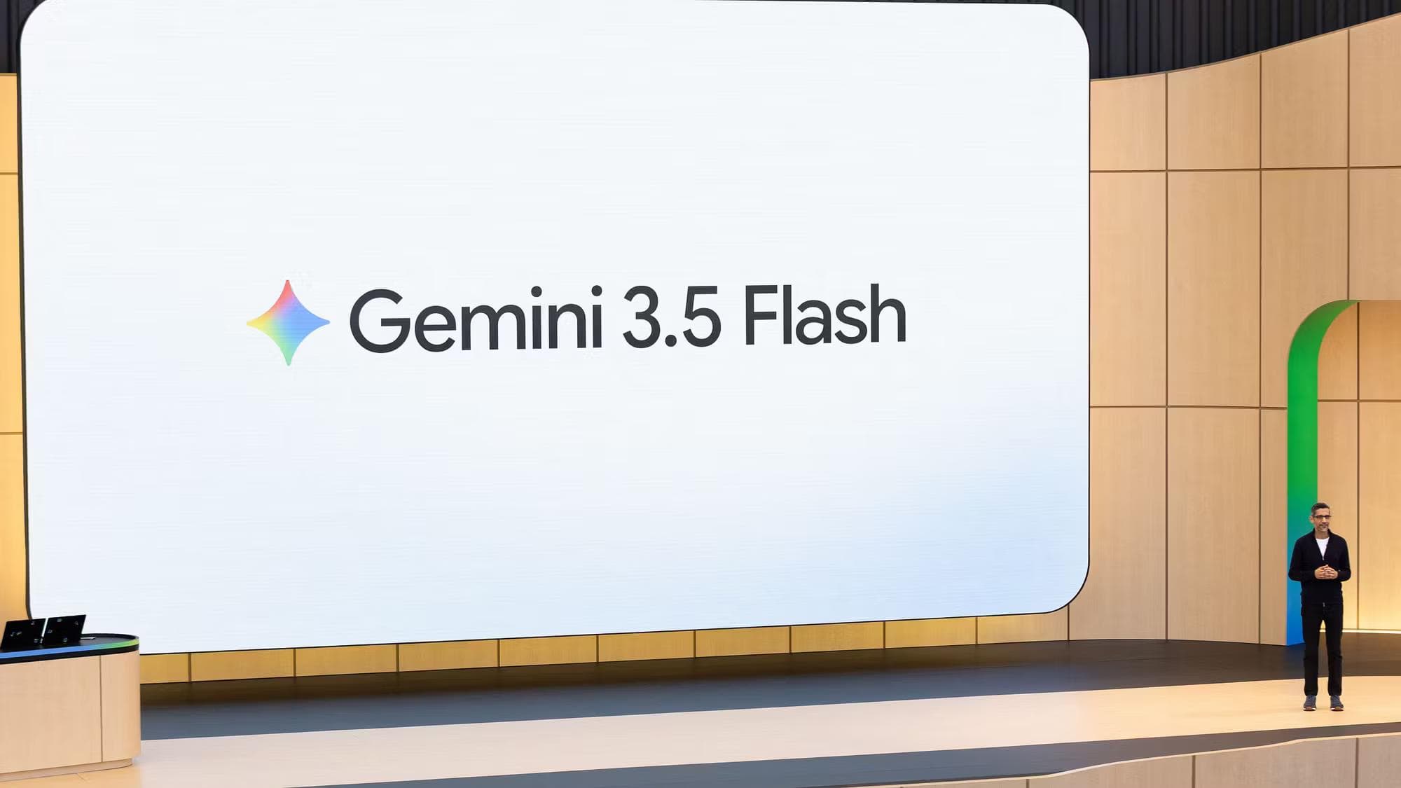 Keynote-scene med Gemini 3.5 Flash på storskjerm