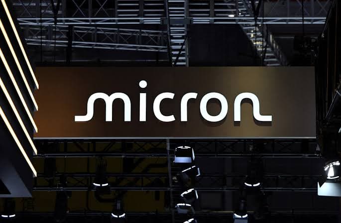 Micron-logoen på lysskilt i mørke omgivelser