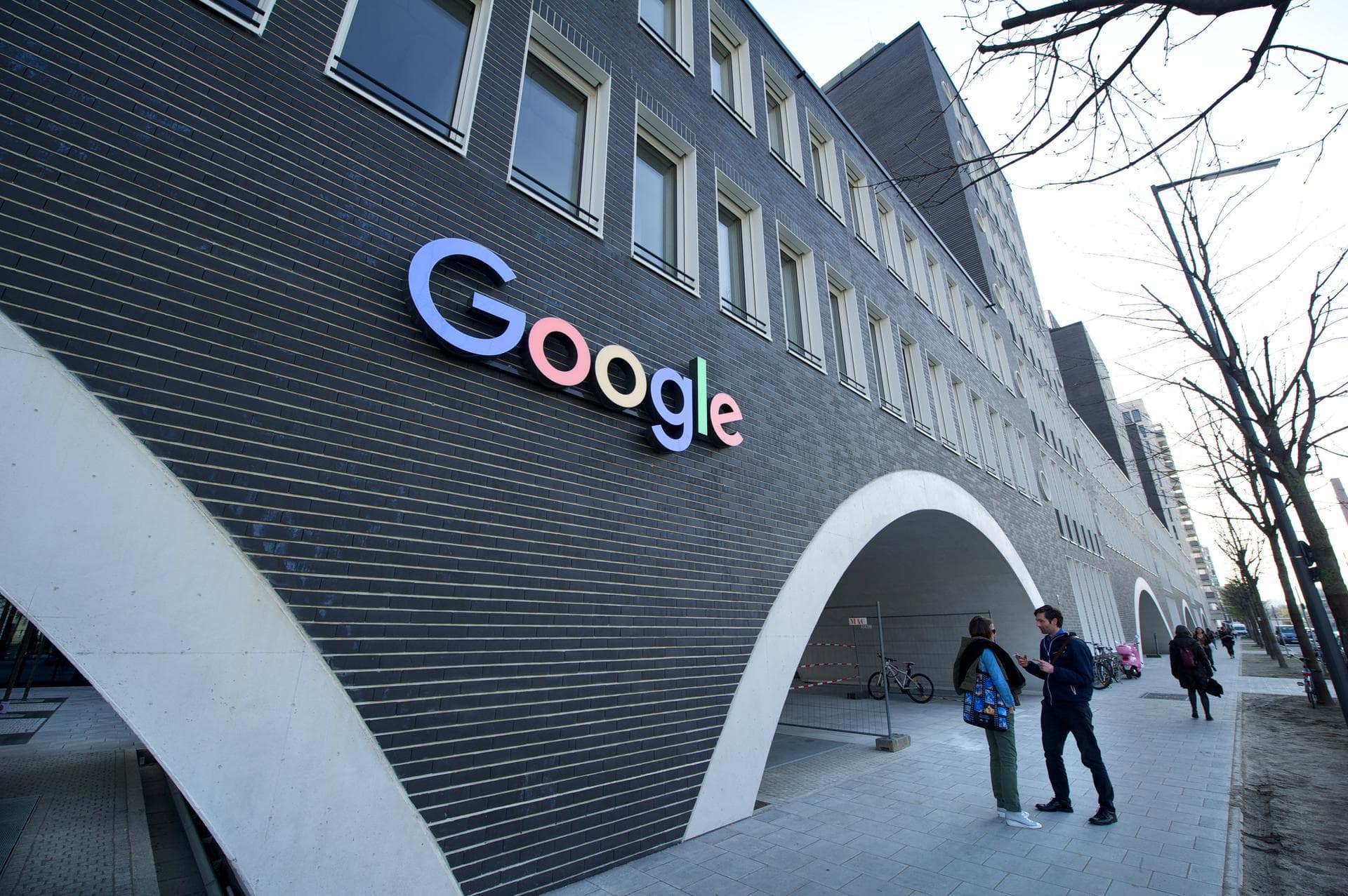 Google-logoen på fasaden av et kontorbygg