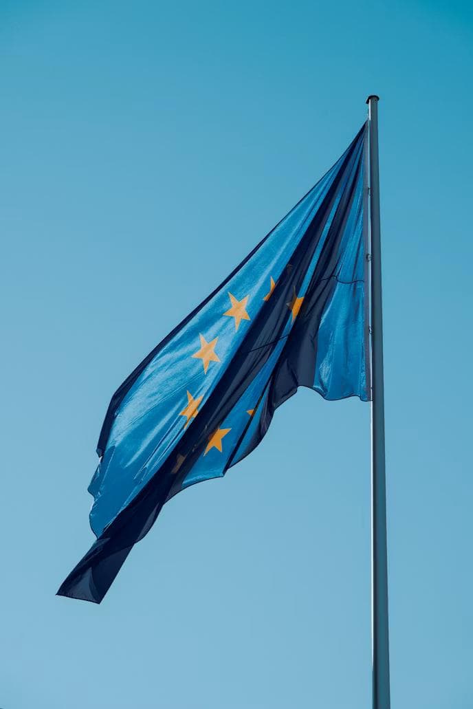EU-flagget på flaggstang mot lys himmel