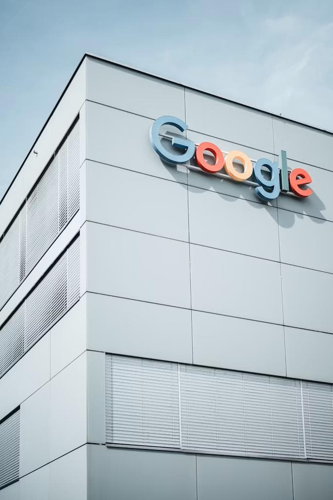 Google-logoen på hjørnet av et grått kontorbygg