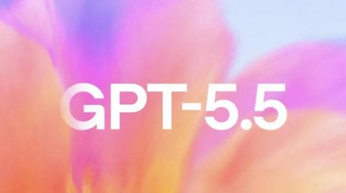 Teksten GPT-5.5 over rosa blomstergradient