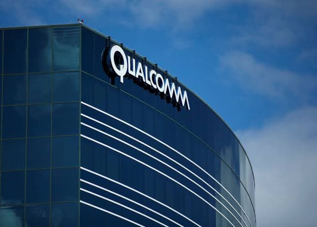 Qualcomm-logoen på glassfasaden til selskapets hovedkvarter