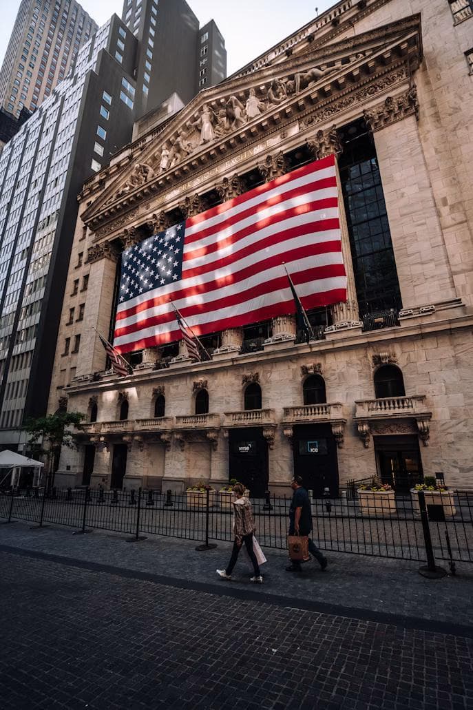 New York-børsens fasade med stort amerikansk flagg